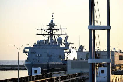 El USS Fort Lauderdale permanece atracado en el puerto de La Guaira, Venezuela, el 29 de junio de 2026
