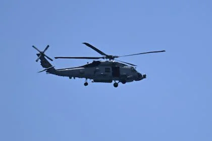 Un helicóptero sobrevuela El Junquito, Venezuela, el 29 de junio de 2026, tras los dos terremotos