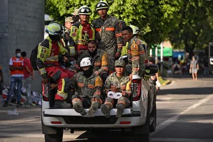 Rescatistas mexicanos son trasladados en Caraballeda, estado La Guaira, Venezuela, el 29 de junio de 2026