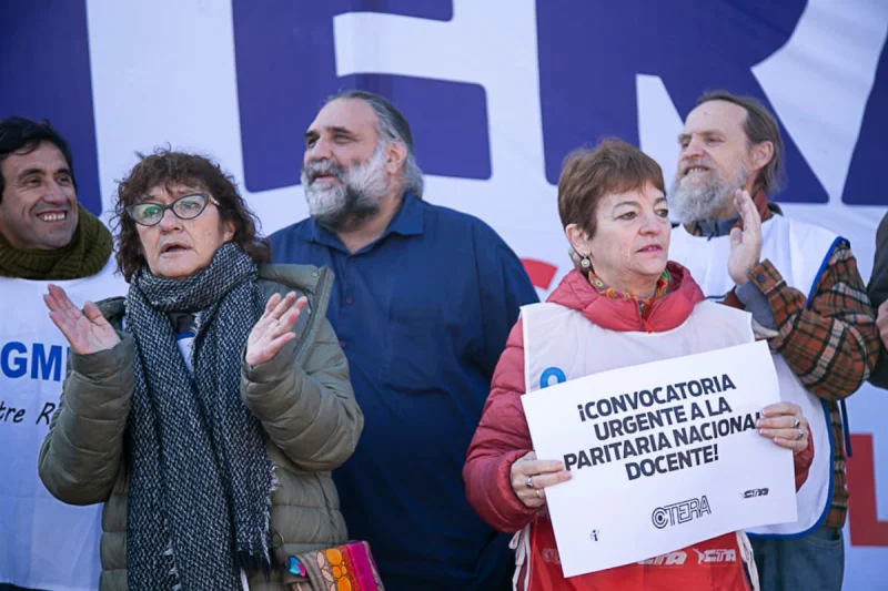 Los gremios docentes de la provincia se le rebelan a Kicillof y reclaman salarios y seguridad