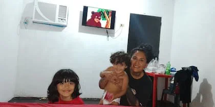 María Tevez con sus dos hijos, Martín y Simón