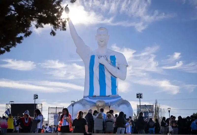 Construyó la estatua más grande del mundo de Messi y reveló el desafío que casi frustra la obra