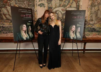 Alice Winocour y Angelina Jolie en la presentación de su nuevo film Couture
