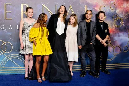Angelina junto a sus hijos Shiloh, Zahara, Vivienne, Maddox y Knox. En la imagen falta Pax; uno de los mayores