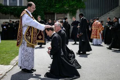El sacerdote español recién ordenado Carlos Hernanz Gallego imparte bendiciones a sacerdotes tras una ceremonia de ordenación de la Fraternidad Sacerdotal San Pío X (SSPX) en Écône, cerca de Sion, en el oeste de Suiza, el 29 de junio de 2026. La Fraternidad Sacerdotal San Pío X ordenará a sus propios obispos el 1° de julio de 2026, desafiando al Vaticano y pese al riesgo de que esa decisión sea considerada un acto cismático
