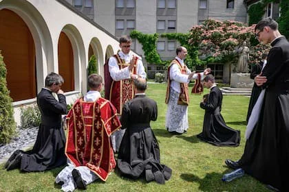 Sacerdotes reciben la bendición de sacerdotes recién ordenados tras una ceremonia de ordenación de la Fraternidad Sacerdotal San Pío X (SSPX) en Écône, cerca de Sion, en el oeste de Suiza, el 29 de junio de 2026. La Fraternidad Sacerdotal San Pío X ordenará a sus propios obispos el 1° de julio de 2026, desafiando al Vaticano y pese al riesgo de que esa decisión sea considerada un acto cismático