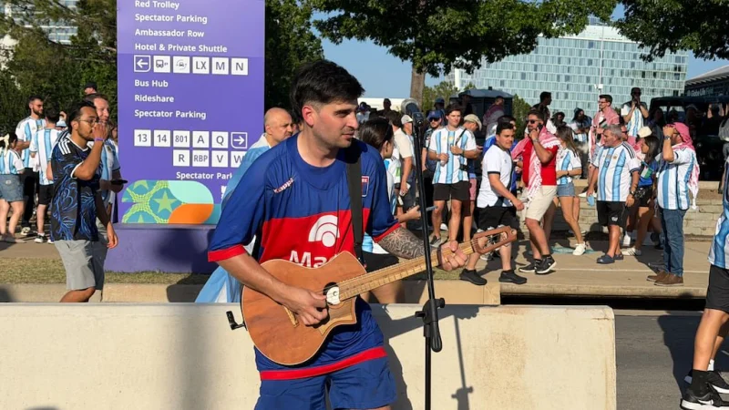 Fue de San Isidro al Mundial con su guitarra, hizo un cartel con una frase inesperada y logró que todos se frenaran a escucharlo