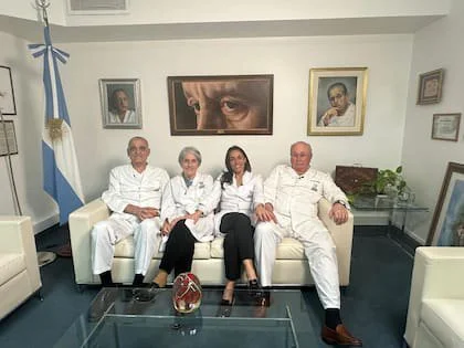 Con su familia de médicos: padre, tía y primo de René
