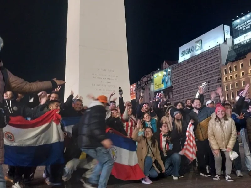 ¡Toikove Paraguái!: cientos de paraguayos celebraron en el Obelisco “el triunfo más importante de la historia” en el Mundial 2026