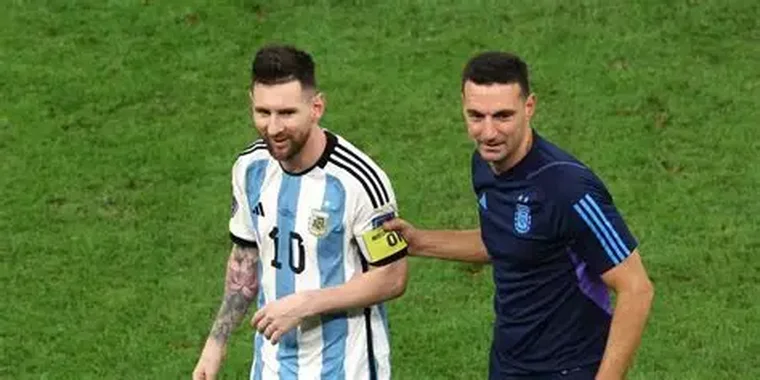 Lionel Messi junto a Scaloni.