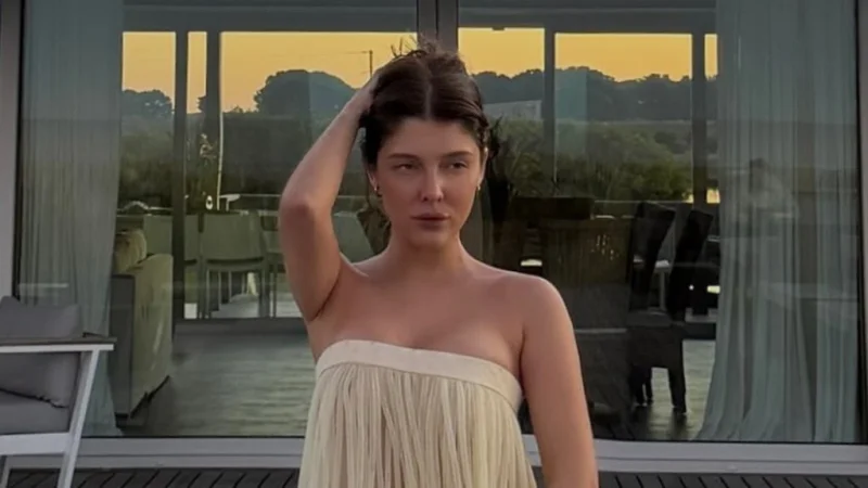 Sofía Gonet bajo cero y al lado del mar: entre el abrigo de piel al borde del topless y el bolso Vuitton