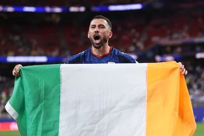 Pico Lopes no olvida su nación y en las jornadas históricas que hilvanó con Cabo Verde sacó a relucir la bandera de Irlanda, una manera de también representar a su tierra.