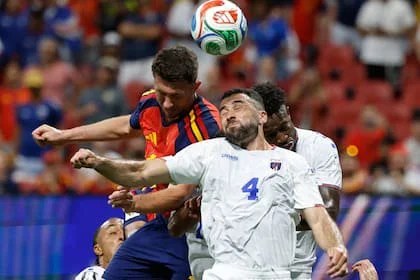 Si bien el arquero Vozinha se llevó todos los flashes en el debut ante España, a quien sorprendieron con un empate, la defensa liderada por Pico fue férrea para evitar mayores peligros.