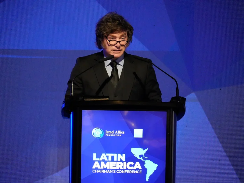 Javier Milei va hoy a los festejos del 4 de julio en la embajada de EE.UU, pero está en duda el viaje para ver a Donald Trump