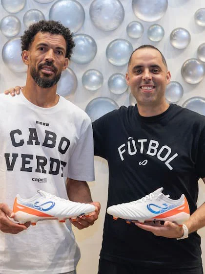 El arquero de Cabo Verde, Vozinha, junto a Santiago Halty, el argentino dueño de la marca que diseña sus botines