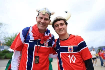 Dos hinchas noruegos aportan el color en la previa del partido entre Noruega y Francia, en Boston