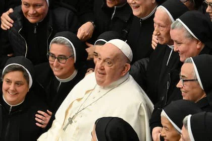 Francisco posa para una foto rodeado de monjas