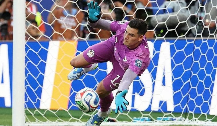 Una tanda de penales dio a Paraguay el pase a octavos de final. En la imagen el arquero paraguayo Orlando Gill ataja el tiro de Nick Woltemade de Alemania.