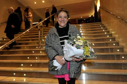 Julia Calvo con su ramo de flores al finalizar la función. La obra es dirigida por Manuel González Gil, quien en 1999 había estrenado la adaptación teatral de la novela de Stephen King con Rodolfo Bebán y Alicia Bruzzo como protagonistas