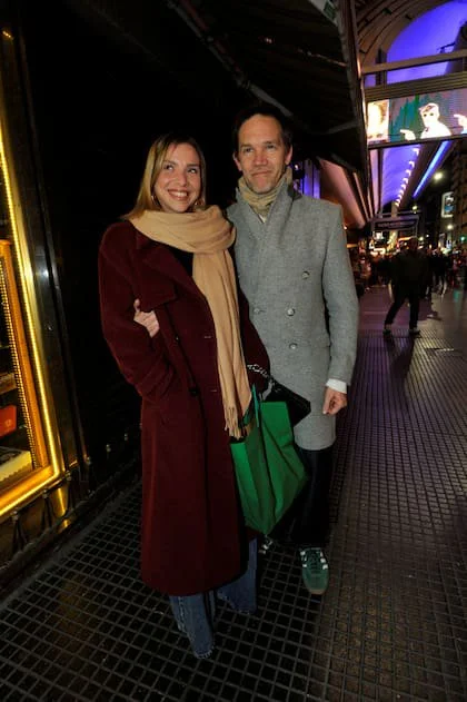 El actor posó junto a su pareja, Rosario Páscolo, que trabaja como terapeuta ocupacional. Recientemente, se refirió a la diferencia de edad de 25 años que hay entre ambos: “Ella es mucho más grande que yo en muchísimos aspectos, eso para empezar: una de las primeras cosas que me han seducido es su capacidad de pensar y de razonar”, aseguró a Puro Show (eltrece)