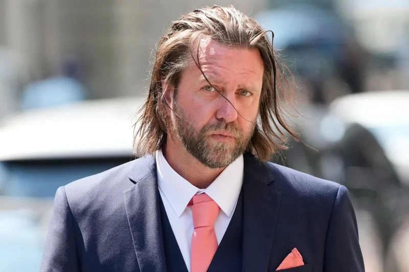 Pese al pedido de “clemencia” de Keanu Reeves, el director Carl Rinsch fue condenado a prisión por estafar a Netflix