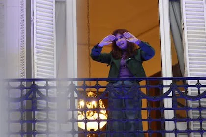 En noviembre de 2024 CFK, hoy presa, cobró en mano $22 millones, por dos prestaciones cuyo pago simultáneo es incompatible, según la ley