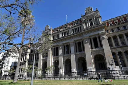 La Corte Suprema deberá decidir si admite un recurso de queja y trata la cuestión de la cautelar que ordena pagarle una pensión de privilegio a CFK