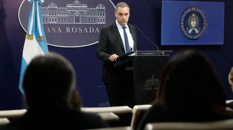 El Gobierno abrirá una investigación interna por las compras que hizo Adorni con tarjetas de crédito de funcionarios de la Vocería