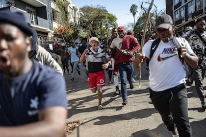 Manifestantes persiguen a personas que creen que son extranjeros indocumentados