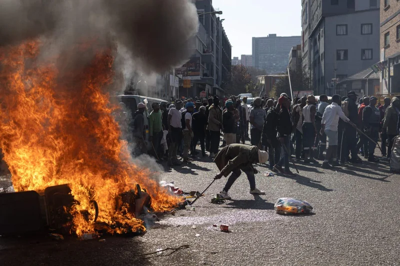 Miles de inmigrantes huyen de Sudáfrica tras un ultimátum y crece el temor a una nueva ola de violencia xenófoba