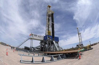 La caída del precio del petróleo también causó el fortalecimiento del dólar, lo que llevó a mayor presión cambiaria