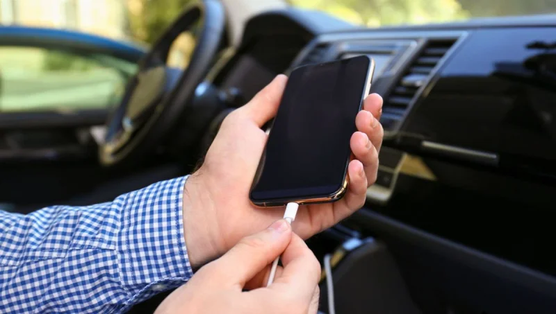Si cargas tu celular en el auto, te contamos por qué no lo recomiendan y qué riesgo genera