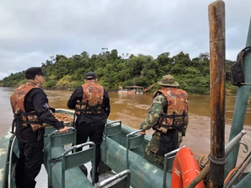 Buscan a un turista que desapareció en las Cataratas del Iguazú: encontraron un manuscrito en inglés cerca de la Garganta del Diablo