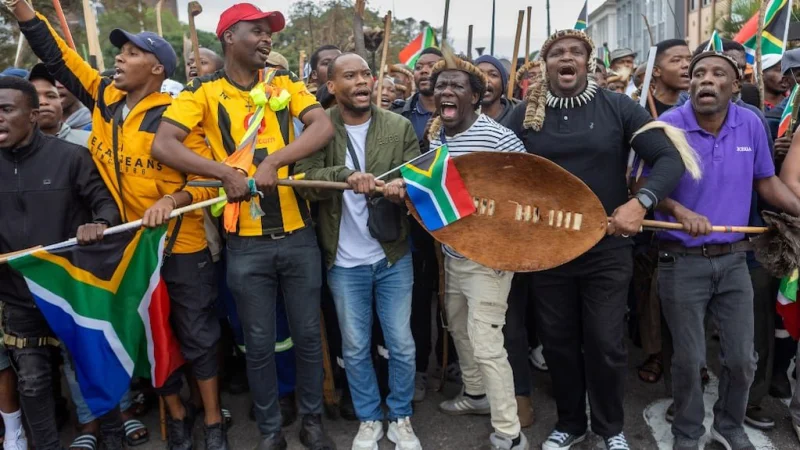 Ola de xenofobia en Sudáfrica: crecen las protestas contra inmigrantes y miles de extranjeros huyen del país