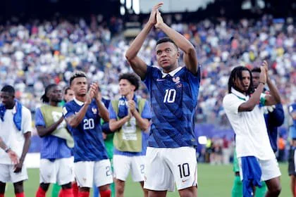 Mbappé encabeza los saludos a los hinchas de Francia tras el final
