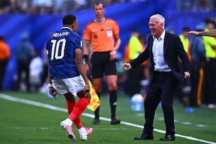 Mbappé marcó el primer gol y va a abrazar a Deschamps, que estuvo unos días en Francia por el funeral de su madre