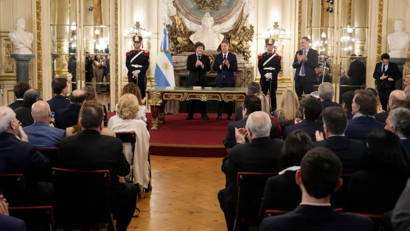 Del abrazo entre Milei, Adorni y Santilli al saludo de Karina con Bullrich: la trastienda de la jura del nuevo jefe de Gabinete