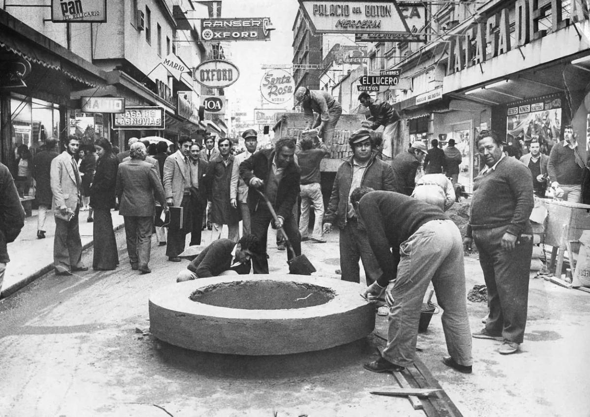 Recuerdos fotográficos: Cuando San Martín al 500 fue peatonal y en los canteros alguien sembró plantas de marihuana