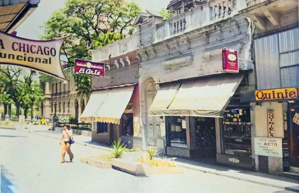 Recuerdos fotográficos: Cuando San Martín al 500 fue peatonal y en los canteros alguien sembró plantas de marihuana