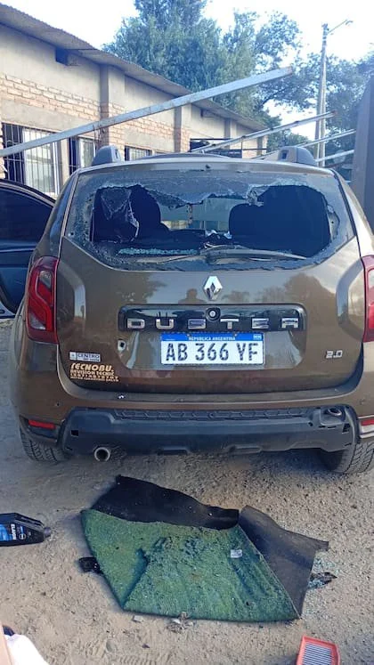 El parabrisas de la Renault Duster, destrozado por los tiros