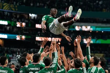 Autos del primer gol y asistidor en el segundo tanto, Julián Quiñones es festejado por sus compañeros tras la victoria sobre Ecuador