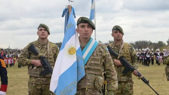 El Ejército prohíbe críticas, quejas y "conductas incompatibles con decoro" en redes sociales de militares