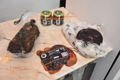Productos de guanaco, jamón crudo, envasados al vacío y escabeches