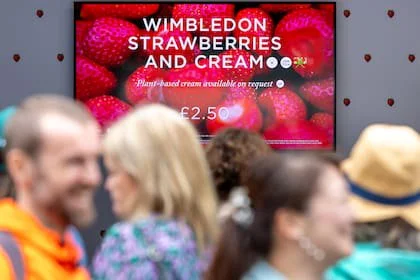 Detalle del puesto de frutillas con crema de Wimbledon en 2023. Ahora cuestan 2,85 libras por el efecto de la inflación, casi 6 mil pesos argentinos