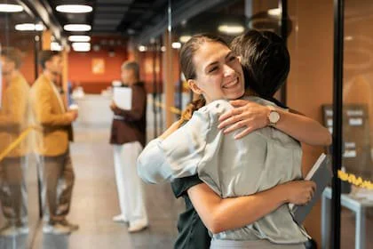 El experto explicó que la evidencia científica vincula la amabilidad con un mejor funcionamiento del corazón (Foto: Freepik)
