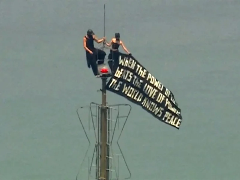 Dos personas escalaron la antena del Empire State, desplegaron una bandera y uno le propuso matrimonio al otro