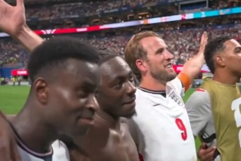 El plantel de Inglaterra celebró el triunfo ante Congo cantando Wonderwall de Oasis junto a sus hinchas