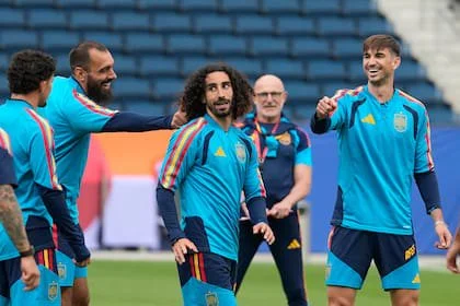 Marc Cucurella bromea con Fabián Ruiz durante un entrenamiento de España