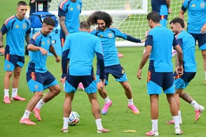 Marc Cucurella, en el medio de un ejercicio con pelota en el entrenamiento de España