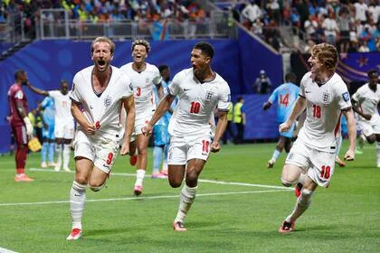 El desahogo de Harry Kane tras el sufrimiento de Inglaterra, que derrotó con lo justo a RD Congo por 2-1 y avanzó a los octavos de final del Mundial 2026; (9) Jude Bellingham (10) y Anthony Gordon (18) se unen al festejo